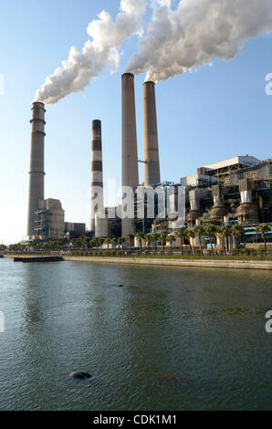 Mar 07, 2011 - Apollo Beach, Florida, USA - Emissions rise from the stacks of the coal-fired power-generating units of the Big Bend Power Station in Apollo Beach, Florida. The power plant, owned by Tampa Electric services the west Central Florida region. (Credit Image: © Phelan Ebenhack/ZUMAPRESS.co Stock Photo