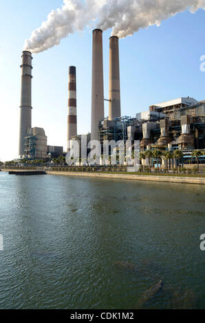 Mar 07, 2011 - Apollo Beach, Florida, USA - Emissions rise from the stacks of the coal-fired power-generating units of the Big Bend Power Station in Apollo Beach, Florida. The power plant, owned by Tampa Electric services the west Central Florida region. (Credit Image: © Phelan Ebenhack/ZUMAPRESS.co Stock Photo