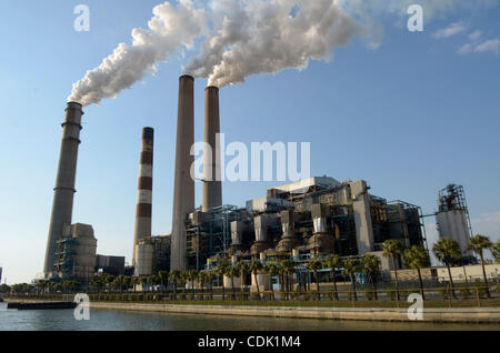 Mar 07, 2011 - Apollo Beach, Florida, USA - Emissions rise from the stacks of the coal-fired power-generating units of the Big Bend Power Station in Apollo Beach, Florida. The power plant, owned by Tampa Electric services the west Central Florida region. (Credit Image: © Phelan Ebenhack/ZUMAPRESS.co Stock Photo