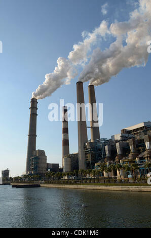 Mar 07, 2011 - Apollo Beach, Florida, USA - Emissions rise from the stacks of the coal-fired power-generating units of the Big Bend Power Station in Apollo Beach, Florida. The power plant, owned by Tampa Electric services the west Central Florida region. (Credit Image: © Phelan Ebenhack/ZUMAPRESS.co Stock Photo