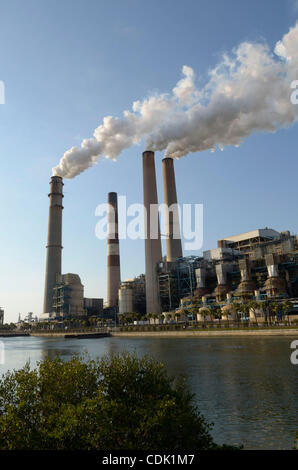 Mar 07, 2011 - Apollo Beach, Florida, USA - Emissions rise from the stacks of the coal-fired power-generating units of the Big Bend Power Station in Apollo Beach, Florida. The power plant, owned by Tampa Electric services the west Central Florida region. (Credit Image: © Phelan Ebenhack/ZUMAPRESS.co Stock Photo