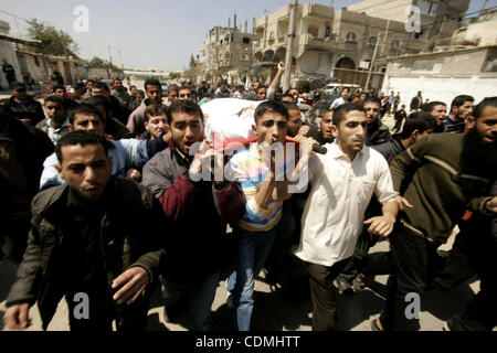 Palestinian mourners carry the body of Hamas militant Mohammed Awaja during his funeral in Rafah in the southern Gaza Strip on April 9, 2011 as the Israeli army pounded the Gaza Strip, killing at least 12 people while militants fired dozens of mortar rounds and rockets into southern Israel in the de Stock Photo