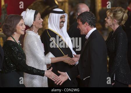 Apr. 25, 2011 - Madrid, Spain - Spanish QUEEN SOFIA (L) greets actor ANTONIO BANDERAS (2nd R) as Sheikha MOZA BINT NASSER (2nd L) and her husband the Emir of Qatar Sheikh HAMAD BIN KHALIFA AL-THANI greet Banderas' wife, actress MELANIE GRIFFITH  (R) during a dinner in honor of the visiting dignitari Stock Photo