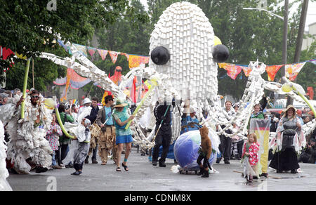 June 18, 2011 - Seattle, Washington, USA - The Fremont Arts Council's 23rd Annual Fremont Solstice Parade celebrates the Summer Solstice and the beginning of summer.  The whimsical and free spirited event had huge crowds despite the not surprising rain in Seattle during the parade. (Credit Image: ©  Stock Photo