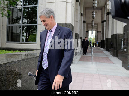 June 27, 2011 - Orlando, Florida, U.S. - Prosecutor JEFF ASHTON walks to the entrance of the Orange County Courthouse during the Casey Anthony murder trial. Casey Anthony is charged with killing her two-year-old daughter Caylee in 2008. (Credit Image: &#169; Phelan Ebenhack/ZUMAPRESS.com) Stock Photo