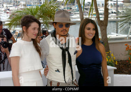 May 14, 2011 - Cannes, France - (L-R) Actors ASTRID BERGES-FRISBEY, JOHNNY DEPP and PENELOPE CRUZ attend the 'Pirates of the Caribbean: On Stranger Tides' photocall at the 64th International Cannes Film Festival.  (Credit Image: © Frederic Injimbert/ZUMAPRESS.com) Stock Photo