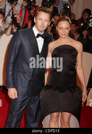 May 2, 2011 - New York, New York, U.S. - ALASDHAIR WILLIS and STELLA MCCARTNEY attend the 'Alexander McQueen - Savage Beauty' Costume Institute Gala held at the Metropolitan Museum of Art. (Credit Image: © Nancy Kaszerman/ZUMAPRESS.com) Stock Photo