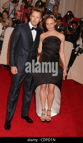 May 2, 2011 - New York, New York, U.S. - ALASDHAIR WILLIS and STELLA MCCARTNEY attend the 'Alexander McQueen - Savage Beauty' Costume Institute Gala held at the Metropolitan Museum of Art. (Credit Image: © Nancy Kaszerman/ZUMAPRESS.com) Stock Photo