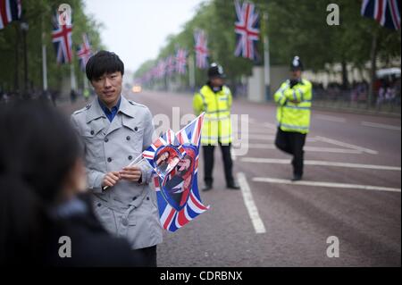 May 2, 2011 - London, England, UK - A tourist poses for a portait on the royal mile in the early morning hours before the wedding of Prince William and Kate Middleton at Westminster Abbey. (Credit Image: © Mark Makela/ZUMAPRESS.com) Stock Photo