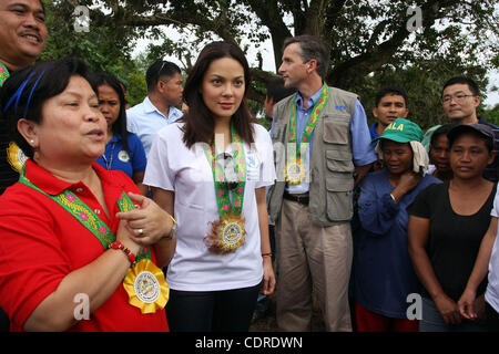 May 4, 2011 - Aleosan, North Cotabato, Philippines - DSWD Secretary CORAZON DINKY SOLIMAN (L) as she talks to farmers with UN WFP Ambassador against Hunger and Filipina Actress MARIA KRISTINA CASSANDRA CUNETA CONCEPTION also known as KC and UN WFP country director STEPHEN ANDERSON after the launchin Stock Photo