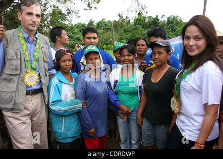 May 4, 2011 - Aleosan, North Cotabato, Philippines - UN WFP Ambassador against Hunger and Filipina Actress MARIA KRISTINA CASSANDRA CUNETA CONCEPTION also known as KC (R) and UN WFP country director STEPHEN ANDERSON (L) are seen with internally displaced people returnees during the launching of Unit Stock Photo