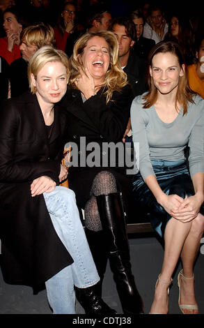 RENEE ZELLWEGER MARCI KLEIN HILLARY SWANK.K29126AR           SD0214.2003 FALL FASHION WEEK: CALVIN KLEIN FALL FASHION SHOW AT MILK STUDIOS IN NEW YORK New York.    /   2003(Credit Image: Â© Andrea Renault/Globe Photos/ZUMAPRESS.com) Stock Photo