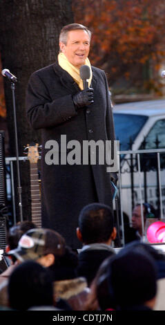 K34323AR.ALICIA KEYS PERFORMS ON GOOD MORNING AMERICA AT MARCUS GARVEY PARK IN NEW YORK New York.11/26/2003.    /   2003.CHARLES GIBSON(Credit Image: Â© Andrea Renault/Globe Photos/ZUMAPRESS.com) Stock Photo