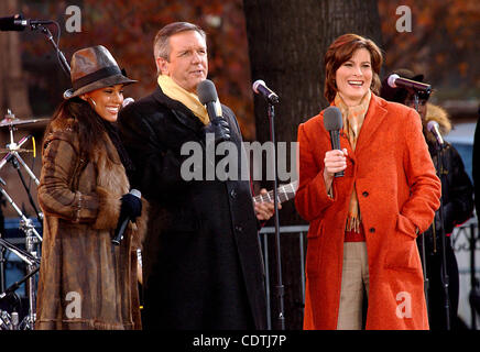 K34323AR.ALICIA KEYS PERFORMS ON GOOD MORNING AMERICA AT MARCUS GARVEY PARK IN NEW YORK New York.11/26/2003.    /   2003.CHARLES GIBSON AND ALICIA KEYS(Credit Image: Â© Andrea Renault/Globe Photos/ZUMAPRESS.com) Stock Photo