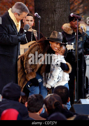 K34323AR.ALICIA KEYS PERFORMS ON GOOD MORNING AMERICA AT MARCUS GARVEY PARK IN NEW YORK New York.11/26/2003.    /   2003.CHARLES GIBSON AND ALICIA KEYS(Credit Image: Â© Andrea Renault/Globe Photos/ZUMAPRESS.com) Stock Photo