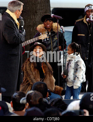 K34323AR.ALICIA KEYS PERFORMS ON GOOD MORNING AMERICA AT MARCUS GARVEY PARK IN NEW YORK New York.11/26/2003.    /   2003.CHARLES GIBSON AND ALICIA KEYS(Credit Image: Â© Andrea Renault/Globe Photos/ZUMAPRESS.com) Stock Photo