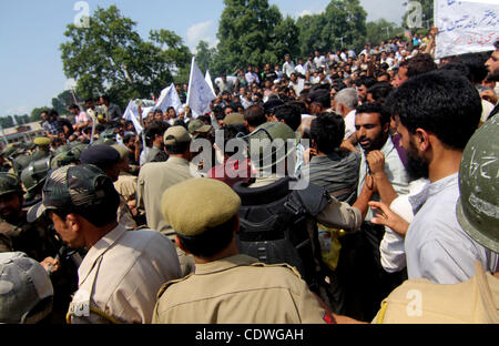 indian police try to stop mumbers of  Communist Party of India (Marxist)  during a protest in Srinagar, the summer capital of indian kashmir , on 20/7/2011, Communist Party of India (Marxist) today organized a protest march against rising inflation and rampant arrest of youths over anti national cha Stock Photo