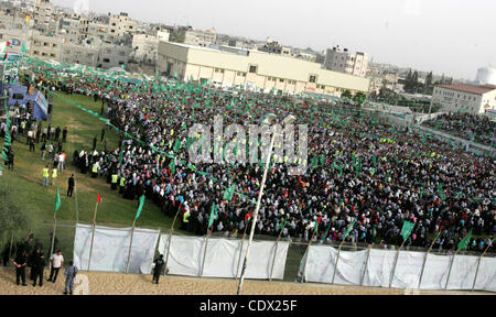 Oct. 21, 2011 - Khan Younis, Gaza Strip, Palestinian Territory - Palestinian supporters of the Islamic group Hamas celebrate the release of hundreds of prisoners following a swap with captured Israeli soldier Gilad Shalit on October 21, 2011 in Khan Yunis, southern Gaza Strip. Hamas rulers are enjoy Stock Photo