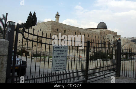 Oct. 27, 2011 - Jerusalem, Jerusalem, Palestinian Territory - A general view of the Western Wall plaza and the Al-Aqsa mosque compound (background) in Jerusalem's old city on Oct. 27, 2011. Planners in Jerusalem are considering creating the first new 'gate' into the Old City in more than 100 years.  Stock Photo
