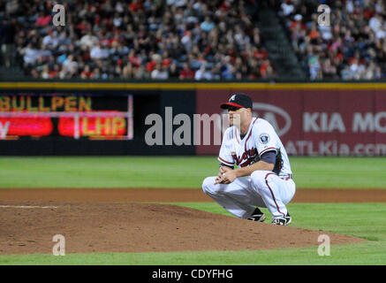 Atlanta Braves pitcher Tim Hudson uses a rosin bag to powder his