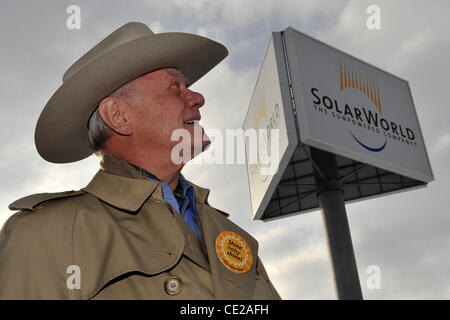 Larry Hagman visists solar panel producer Solarworld AG. Freiberg, Germany - 25.11.2010 Stock Photo