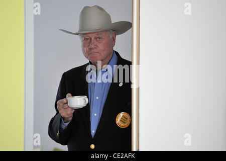 Larry Hagman visists solar panel producer Solarworld AG. Freiberg, Germany - 25.11.2010 Stock Photo