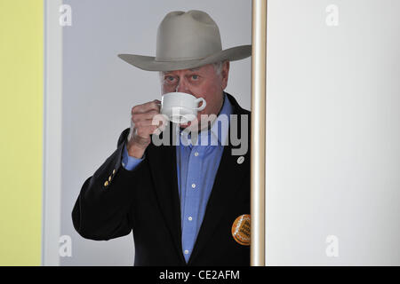 Larry Hagman visists solar panel producer Solarworld AG. Freiberg, Germany - 25.11.2010 Stock Photo