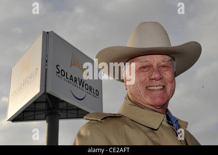 Larry Hagman visists solar panel producer Solarworld AG. Freiberg, Germany - 25.11.2010 Stock Photo