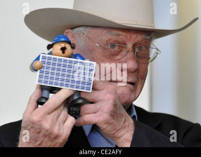 Larry Hagman visists solar panel producer Solarworld AG. Freiberg, Germany - 25.11.2010 Stock Photo