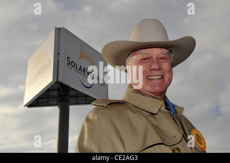 Larry Hagman visists solar panel producer Solarworld AG. Freiberg, Germany - 25.11.2010 Stock Photo