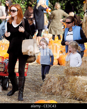 Marcia Cross, Savannah Mahoney and Eden Mahoney Marcia Cross takes her twin daughters to Mr Bones Pumpkin Patch in West Hollywood  Los Angeles, California - 22.10.10 Stock Photo