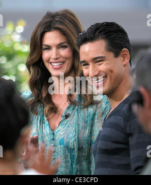 Cindy Crawford  makes an appearance on the entertainment TV show 'Extra' with host Mario Lopez at the Grove  Los Angeles, California - 25.10.10 Stock Photo