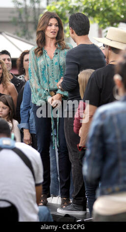 Cindy Crawford makes an appearance on the entertainment TV show 'Extra' with host Mario Lopez at the Grove Los Angeles, California - 25.10.10 Stock Photo