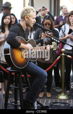 Jason Wade Lifehouse performs on the entertainment television news programme 'Extra' at The Grove Los Angeles, California - 18.11.10 Stock Photo