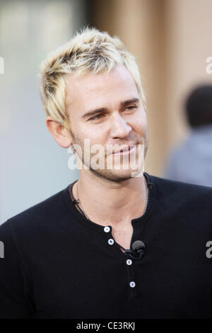 Jason Wade Lifehouse performs on the entertainment television news programme 'Extra' at The Grove Los Angeles, California - 18.11.10 Stock Photo