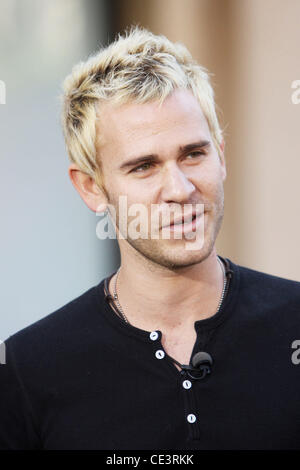 Jason Wade Lifehouse performs on the entertainment television news programme 'Extra' at The Grove Los Angeles, California - 18.11.10 Stock Photo