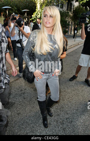 Katie Price aka Jordan  shops at Kitson for Kids after having lunch at the Ivy restaurant with friends Los Angeles, California - 13.12.10 Stock Photo