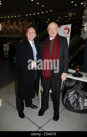 Former New York City Mayor Ed Koch is encouraging New Yorkers to help stimulate the economy by donating coats at Penn Station.  For every coat someone donates to the New York Cares Coats for Clunkers programme, they will receive a $100 coupon towards the Stock Photo
