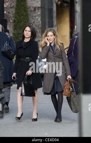 Olivia Munn and Sarah Jessica Parker on the film set of 'I Don't Know How She Does It' New York City, USA - 17.01.11 Stock Photo
