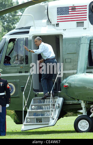 U.S. President Barack Obama boards Marine One on the South Lawn of the White House in Washington, DC, August 19, 2010. Obama is traveling to Martha's Vineyard in Massachusetts for a vacation with the family. Washington DC, USA - 19.08.10 Stock Photo