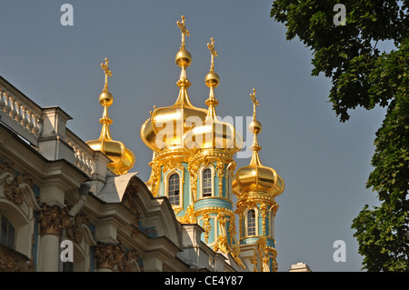 RUSSIA, St Petersburg, Pushkin (Catherine) Palace (1744), gilded domes of the chapel Stock Photo