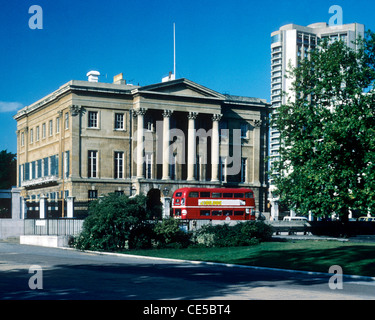 Apsley House, No. 1, Piccadilly, Hyde Park Corner, London, England UK, home of the 1st Duke of Wellington, red bus busses Stock Photo