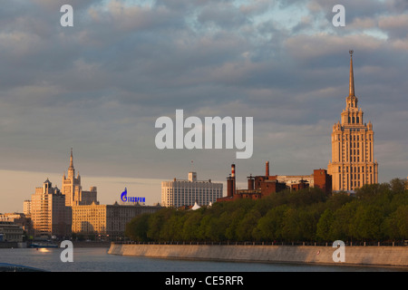 Russia, Moscow Oblast, Moscow, Presnya-area, Moscow River and Ukraina Hotel, one of the Stalin Seven Sisters buildings Stock Photo