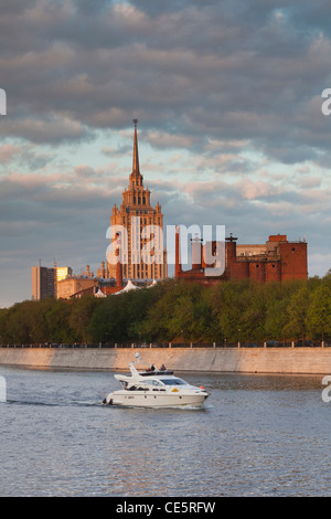 Russia, Moscow Oblast, Moscow, Presnya-area, Moscow River and Ukraina Hotel, one of the Stalin Seven Sisters buildings Stock Photo