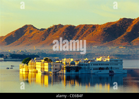 Lake Palace Hotel at dawn ; Pichola lake ; Udaipur ; Rajasthan ; India Stock Photo