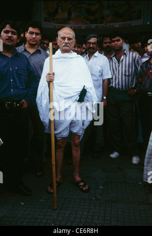 man-fancy-dress-look-alike-mahatma-gandhi-at-vintage-car-rally-bombay