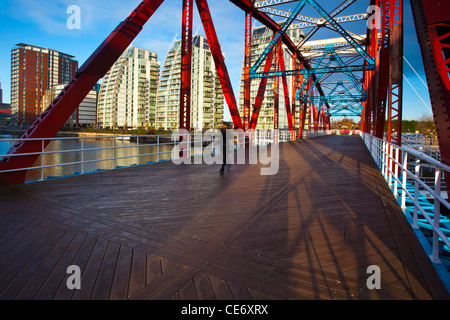 England, Greater Manchester, Salford Quays. NV apartments and Detroit Bridge located along the Manchester Ship Canal in Salford. Stock Photo