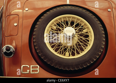 HMA 85594 : spare tyre tire of old antique classic bentley GB vintage car Stock Photo