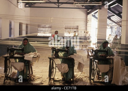 ARF 81707 : women prisoners working sewing stitching in yerwada prison ; nagpur ; maharashtra ; india Stock Photo