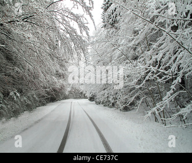 DE - BAVARIA: Driving in wintry conditions Stock Photo